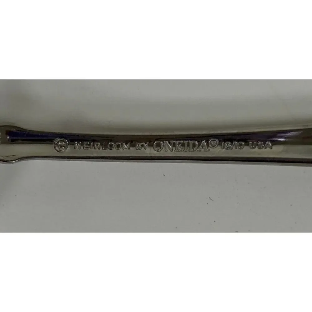 Oneida Juillaird Place Spoon. KT126